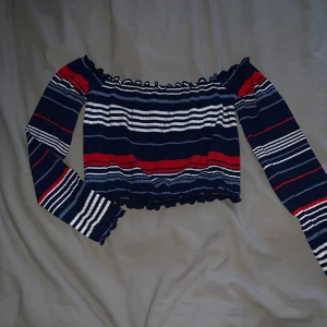 Bikbok topp - Fin topp ifrån Bikbok i bra skick. Storlek S, finns i Växjö att mötas upp annars tillkommer frakt med❤️ jag tar endast swish!