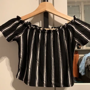 Fin topp - En fin randig topp köpt i Kroatien.