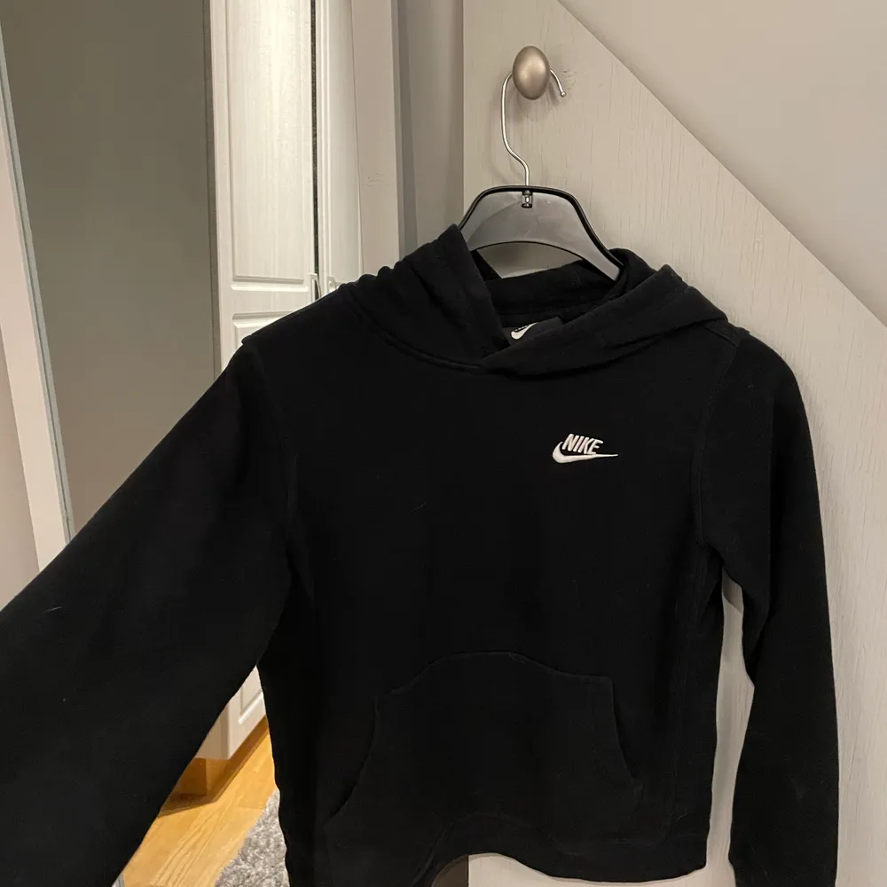 En svart Nike hoodie i storlek xs . Hoodies.