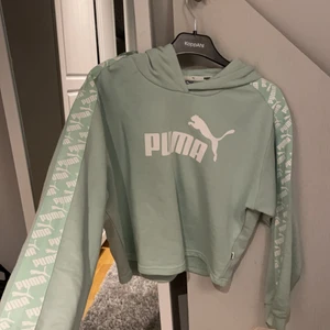 Puma hoodie - En grön blå hoodie från puma använt 1 gång då de inte är min stil 
