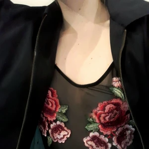 Blommig body - Blommig lite genomskinlig body från stay i storlek S men passar också M,  nästan aldrig använd i gott skick :) Köparen står för frakt