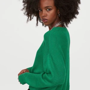 Grön stickad tröja - Säljer denna URSNYGGA stickade tröja i en sjukt din grön färg i storlek M. Säljs för att den inte kommer till användning 🥰