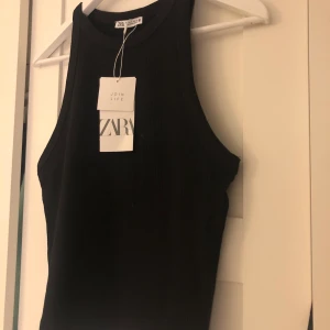 Svart topp från ZARA - Helt nytt plagg som aldrig används, storlek Small från ZARA