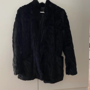 Svart pälsjacka - Svart pälsjacka från only (nypris 999kr) varm och skön 💕