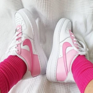 Costume made Nike air force  -  ‼️‼️Vi säljer inte dessa skor utan målar endast skorna‼️.          Vi är ett uf företag som målar dina gamla tråkiga nike skor till nya moderna skor. Just nu har vi ett erbjudande där vi tar ENDAST 100 kronor för alla våra designer.  Skriv till oss på dm: spaint_uf eller här på plick för mer frågor. Erbjudandet gäller så långt lagret räcker så passa på så du hinner få just dina favoritfärger på skorna.💞