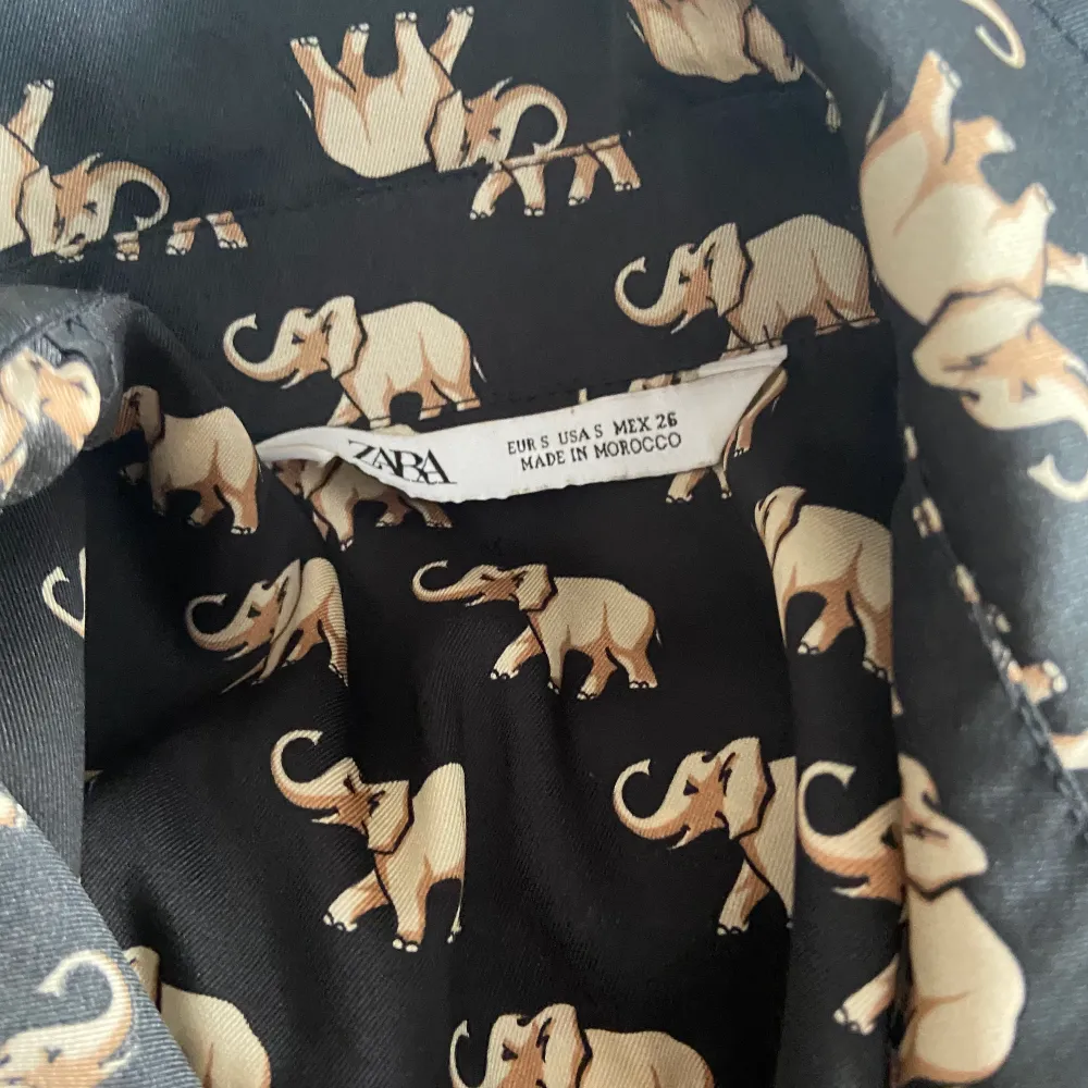 Fin skjorta med elefant mönster på, använd ca 1 gång. Skjortor.