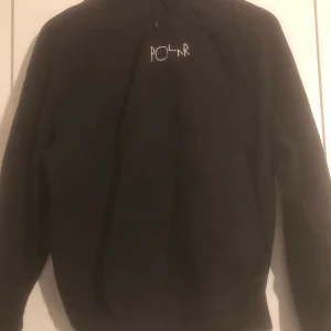 Svart Polar Skate Co. Hoodie - Säljer min Polar hoodie då den blivit för liten för mig. Den är rätt välanvänd, skick skulle jag säga är 7/10, storleken är medium. Säljer för 300kr och kan mötas i Stockholm 