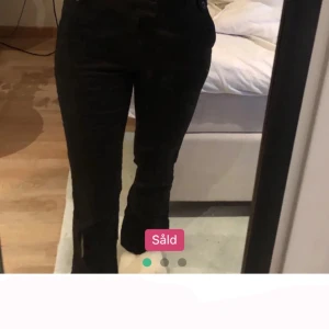 Kostymbyxor  - Kostymbyxor med slits i super fint skick från InWear✨ Köpta här på plick men passade tyvärr inte mig, så därför säljer jag dem igen. Strl 36