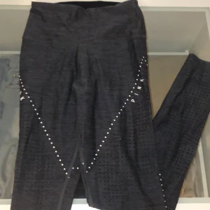 Pink träningsbyxor  - Jättefina victoria secret träningsbyxor med reflexdetaljer säljer då de tyvärr blivit försmå
