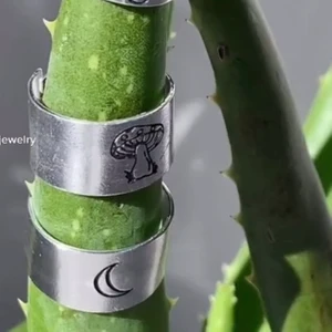 Ringar - Hej! Tänkte kolla ifall någon skulle vara intresserad om jag började gör dessa ringar🥰 har redan beställt själva metallen och den är ungefär lika smal som den sista bilden men kan köpa in tjockar ifall någon vill ha också! Tänkte också kolla vad för motiv ni skulle tycka om?😊 tänkte börja införskaffa solen som ni ser på bild två, kanske yin yang och några andra men kom gärna med förslag!!💗💖 gilla gärna denna bilden ifall du är intresserad så jag vet:) kom gärna med ett bra pris också för är lite osäker💓 ‼️lånade bilder men mina kommer också se ut så här‼️