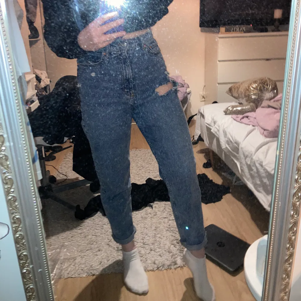 Loose Mom jeans med hål från hm storlek 36 150kr+ frakt på 50kr  . Jeans & Byxor.