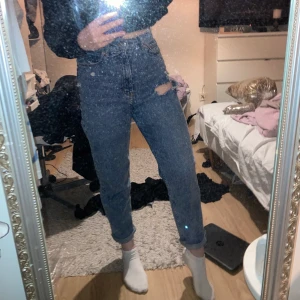 Loose Mom jeans  - Loose Mom jeans med hål från hm storlek 36 150kr+ frakt på 50kr  