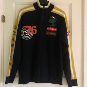 Zip-up tröja stl L - Skidinspirerad, cool zip-up, nyskick i storlek Large (Herr). Mörkblå med flera unika detaljer och ärmmuddar. Varm, stickad tröja i högsta kvalitet av naturmaterial, rami/ bomull. Hund finns i hemmet.