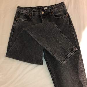 Snygga jeans med raka ben från zara. Urtvättad grå färg som är supersnygg💕 säljer för att dem tyvärr inte passar mig.
