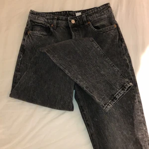 Gråa jeans från zara - Snygga jeans med raka ben från zara. Urtvättad grå färg som är supersnygg💕 säljer för att dem tyvärr inte passar mig.