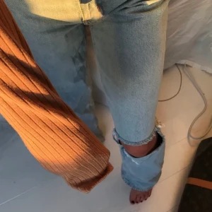 Jeans med hål  - Jättesnygga jeans köpta här på Plick!!! Vet ej vart dom är ifrån då dom är köpta i en affär i Köpenhamn. 💖💖skulle säga att de är en 34 