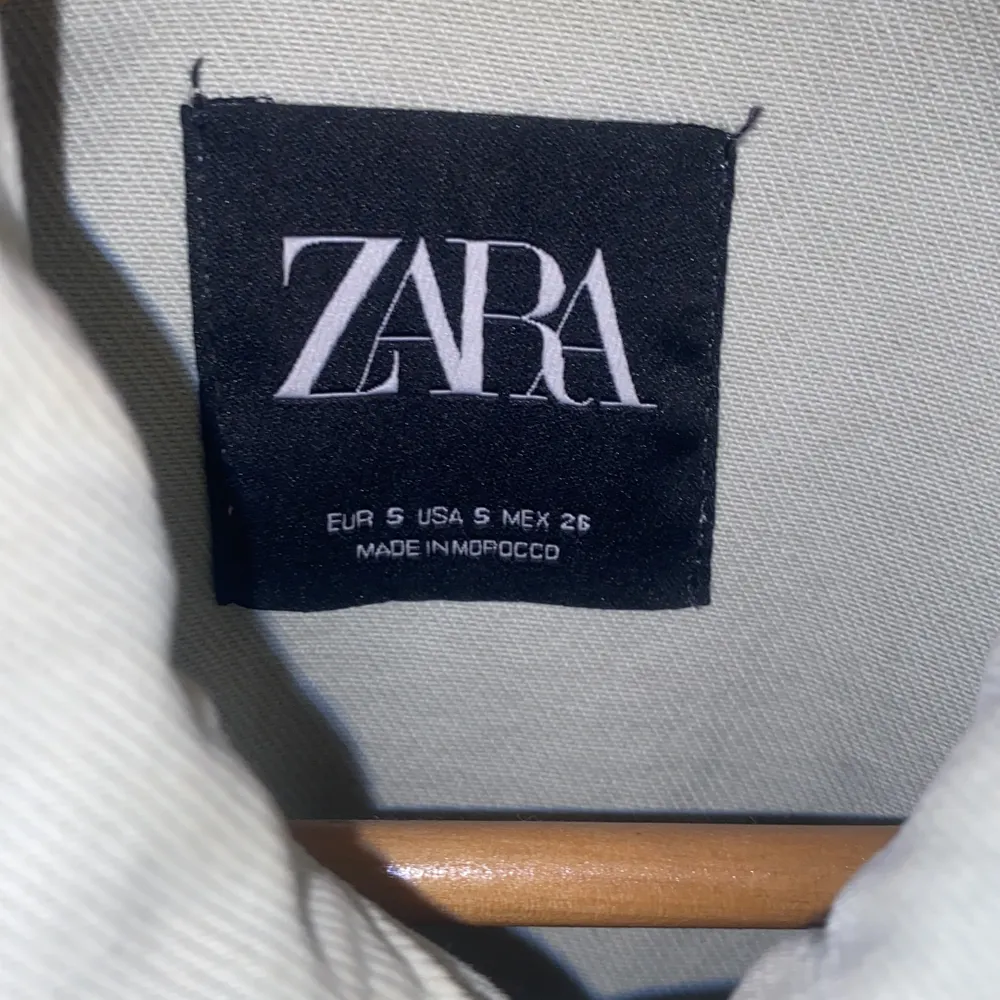 Perfekta ljusgröna jackan från ZARA. Använd fåtal gånger. köparen står för frakt!!🌞⚡️⚡️. Jackor.