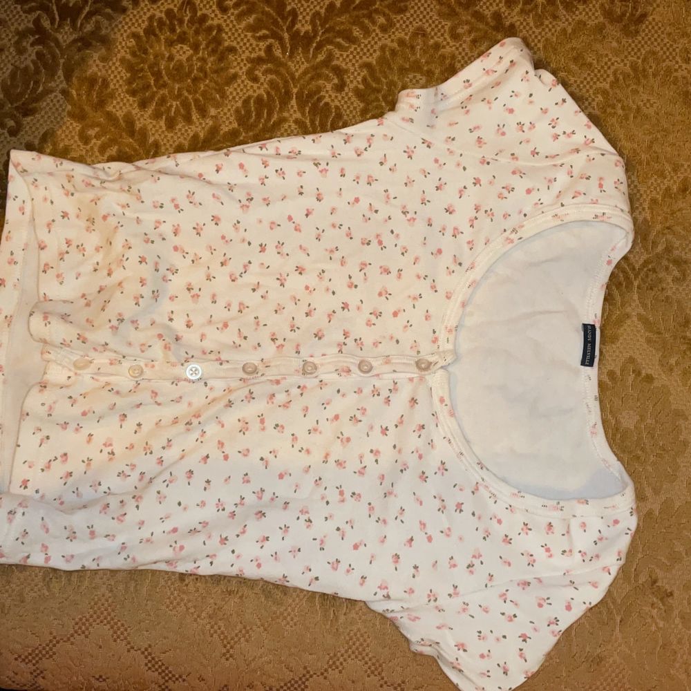 urgullig blommig brandy melville topp, använder knappt aldrig denna då den inte är min stil. brandy Melville klassificerar sig själva som ”one size fits all” men den passar förmodligen som bäst på XS-S. tar emot bud eller byter mot annat klädesplagg, frakt diskuteras! <3. T-shirts.