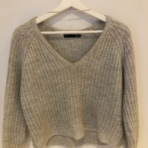 Stickad tröja - Fin stickad tröja, assnyggt att ha över en T-shirt t.ex. Skickar spårbart 66kr frakt om inget annat önskas💗