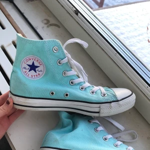 Converse skor - ❣️BUDGIVNING❣️ startbud 250 kr 💙 Tänkte kolla om någon skulle vara intresserade av mina ljusblåa Converse.💙 Dom kommer inte till användning då dom tyvärr är för stora på mig. Jag har storlek 36-37 på skor och eftersom dessa är 38,5 så är dom en aning stora på mig. Skorna är använda fåtal gånger och dom är i mycket fint skick! 🌸 Buda i kommentarerna!😊