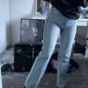 Weekday jeans Rowe extra high i storlek W28 L32 🦋 Endast använda 2 gånger då jag insåg att jag ville ha en längre modell 💙 Frakt tillkommer om du inte bor i Varberg.