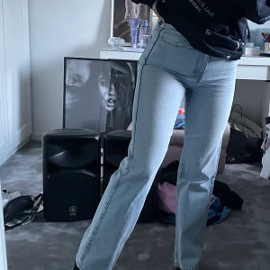 Weekday Rowe jeans - Weekday jeans Rowe extra high i storlek W28 L32 🦋 Endast använda 2 gånger då jag insåg att jag ville ha en längre modell 💙 Frakt tillkommer om du inte bor i Varberg.
