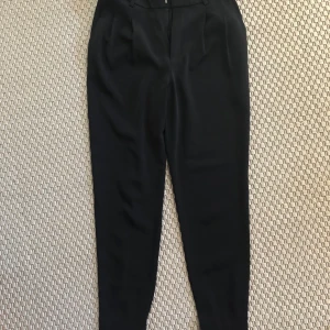 Kostymbyxor Zara - Svarta kostymbyxor från Zara strl S i bra skick. 