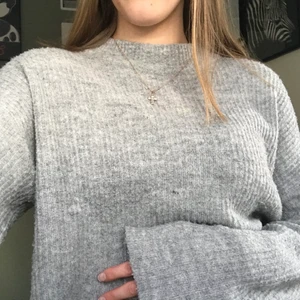 Jättemysig stickad tröja från HM 💞 - Superskönt och mysig! Lite croppad/kortare. Vida och långa armar💕 Har används en del men är fortfarande i bra skick ! Nypris 249kr säljer för 125 kr:) Hör av dig vid frågor!