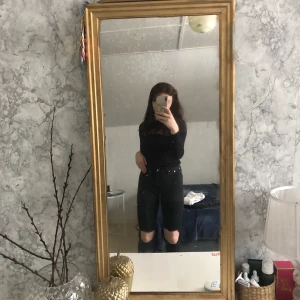 Jeans  - Snake jeans från lager 157 strl xxs men är stor i storleken så passar på mig som har xs-s på byxor. Lite ljusare i verkligheten än på bilden, använda en del men är i bra skick🤗