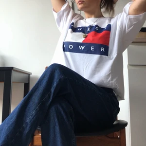 T-shirt Pussy Power - Tisha med PUSSY POWER tryck!