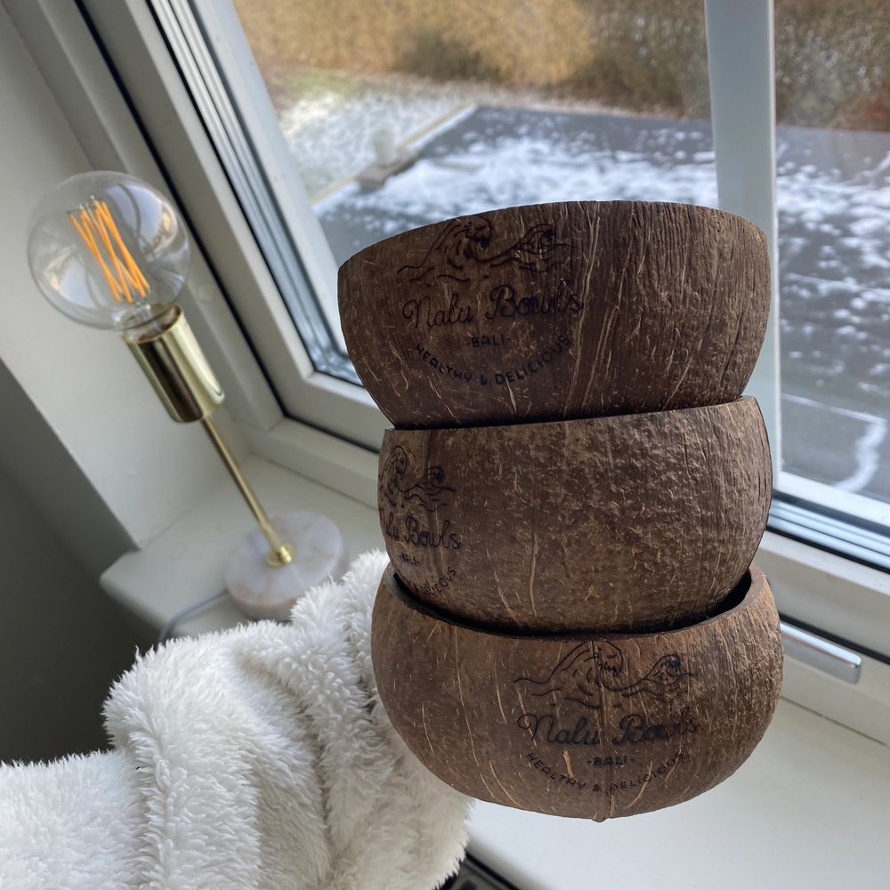 3 supercuteeeee natural cocunut bowls som ursprungligen kommer ifrån ett lokalt café, Nalu Bowls, i Bali 🤍 Varje bowl är unik i sig och dess text är inbränd. Bowl’sen har enbart stått i mitt vitrinskåp, så de är precis som i nyskick. Har några stycken från tidigare, men kan inte vid flytten efter student ta med mig alla så säljer nu 3 av dom 🥥 149kr för alla 3. Fraktkostnad: 59kr spårbar och samfraktar givetvis (skålarnas diameter är ca 12cm). T-shirts.