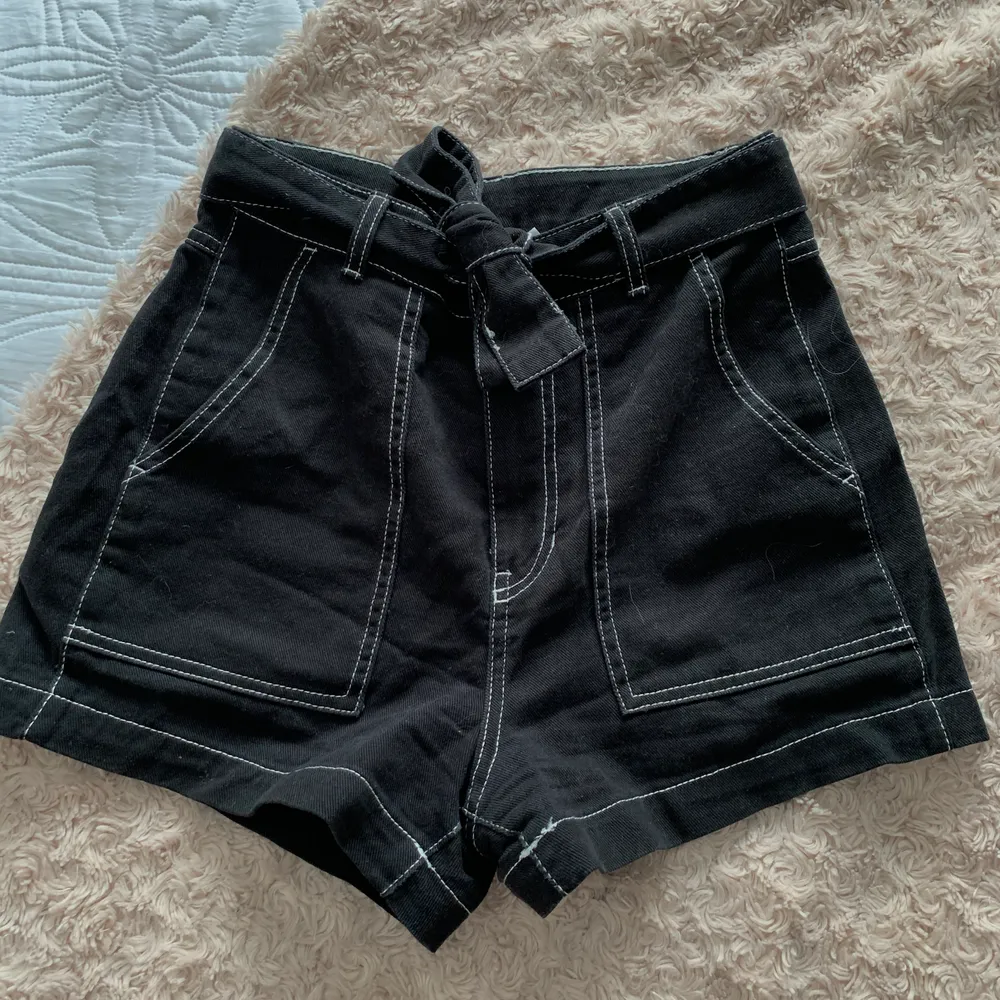 Säljer dessa coola shorts från H&M. Shortsen är endast använda någon enstaka gång men är som nya. Säljer pga att de inte kommit till användning🥰. Shorts.