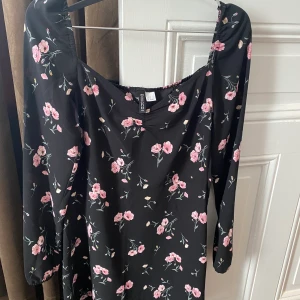 Klänning, blommig  - Aldrig använd, passar S