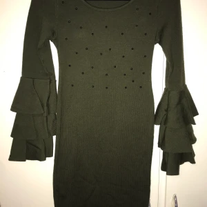 green knitted dress new with black pearls  - green knitted dress new with black pearls and scents