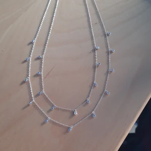 Sterling silver necklace  - Sterling silver halsband med små "diamanter" runt om. Aldrig använt med två band.                                                                                   Orginal pris 180kr 