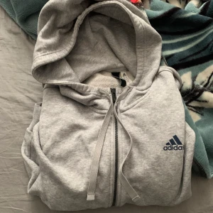 Adidas kofta  - Adidas kofta i XS, använd men som i nyskick, kan skickas men då står köparen för frakt, kan skickas som spårbar eller eget paket