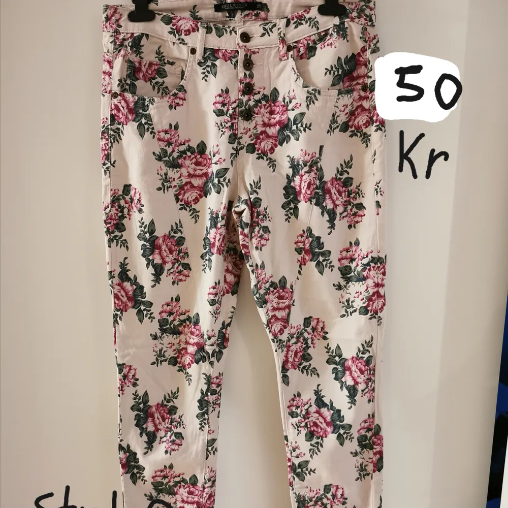 Blommiga rosa byxor. Använda fåtal gånger.  Storlek 29. . Jeans & Byxor.