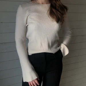 Tröja - Tunt stickad tröja Färg: krämvit Fler bilder? Kontakta oss!