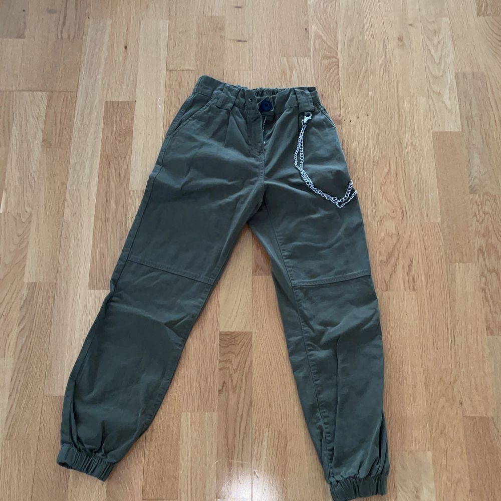 Ett par jättesnygga militär gröna byxor, aldrig använt. Jeans & Byxor.