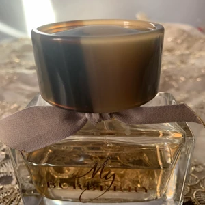 Burberry parfym 90 ml - Jag använde lite Berber-parfym och den hade en kapacitet på 90 ml och jag tror att 80% av parfymflaskan finns kvar och dess nya pris är 1230 kr.