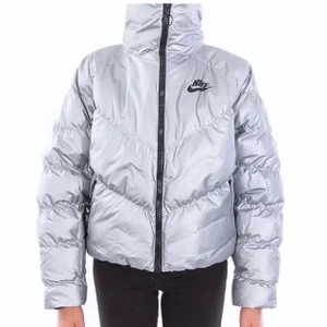 Nike jacka i strl S - Interkommunal för min nya, oanvända Nike jacka, nypris 1599kr, strl S men passar även M