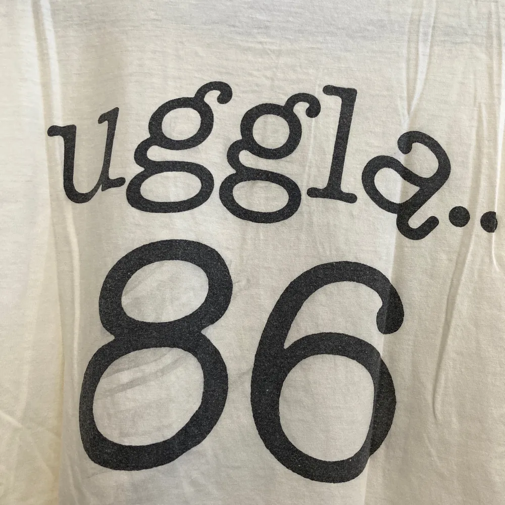 VINTAGE BANDTRÖJA MAGNUS UGGLA 1986 - XL På lappen men sitter mer som medium . T-shirts.