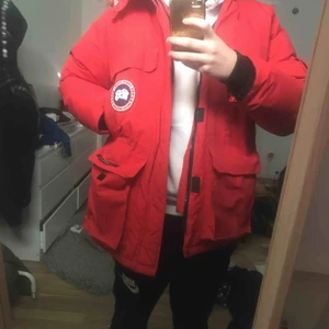 Canada goose - Säljer min canada goose jacka då jag inte använder den längre, Hör av dig om mer info eller fler bilder:)