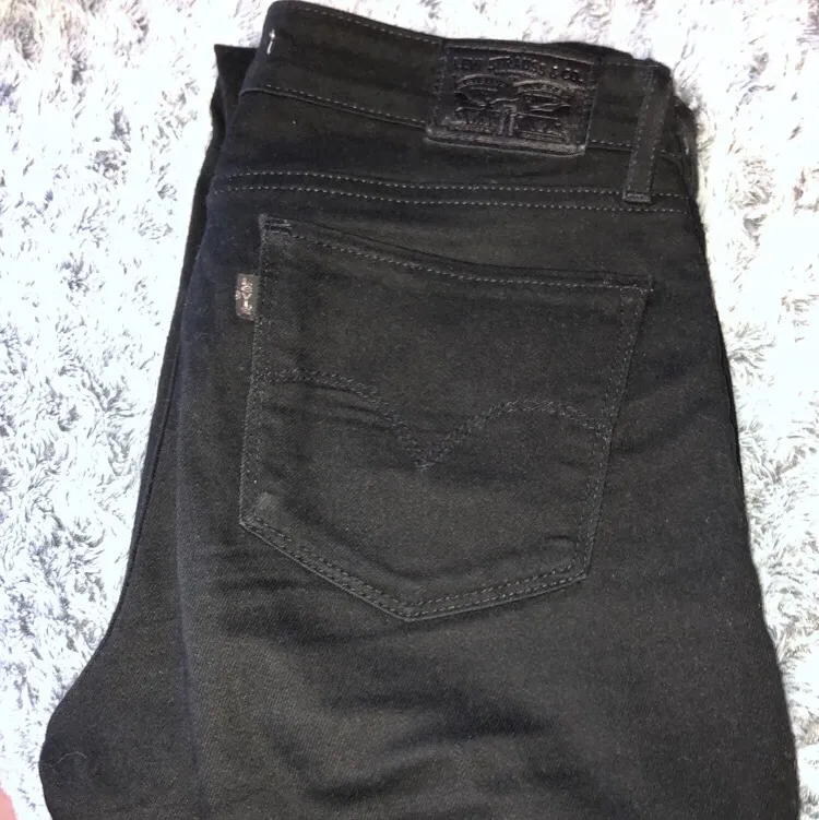 Säljer ett par svarta utsvängda Levis jeans som knappt är använda. Lågmidjade och skönt material men det fastnar lätt hår och damm på dom. Säljer för 100kr + frakt. Hör av dig om du undrar något mvh. Jeans & Byxor.