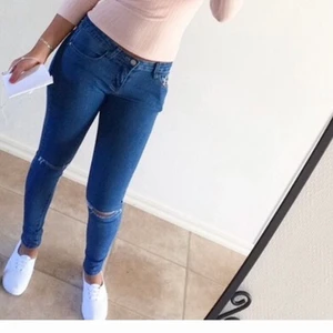 Jeans  - Sjukt snygga åtsittande jeans, strl s men kan funka på xs också då jag brukar ha de. De är strechiga. 