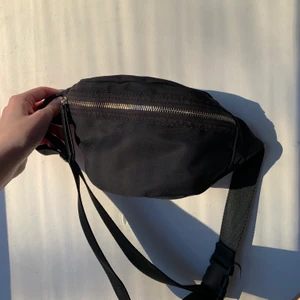 Svart magväska - Knappt använd. Ordinarepris 200kr säljes för 60kr + frakt