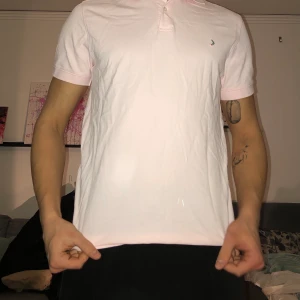 Rosa Boomerang piké - Rosa Boomerang pike. Storlek M