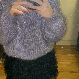 Jätte snygg stickad tröja - Skit snygg tröja!  storlek m men sitter som s👌 lite lila färg med glitter i ❤️