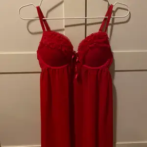 Supersöt röd babydoll med volangdetaljer & en rosett, köpt på H&M. Storlek 40 & oanvänd. Frakten står jag för🌸