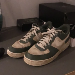 Nike AF1 lite smutsiga men går att tvätta.  - Lite smutsiga Nike Af1 i grön och vit. Strl 43